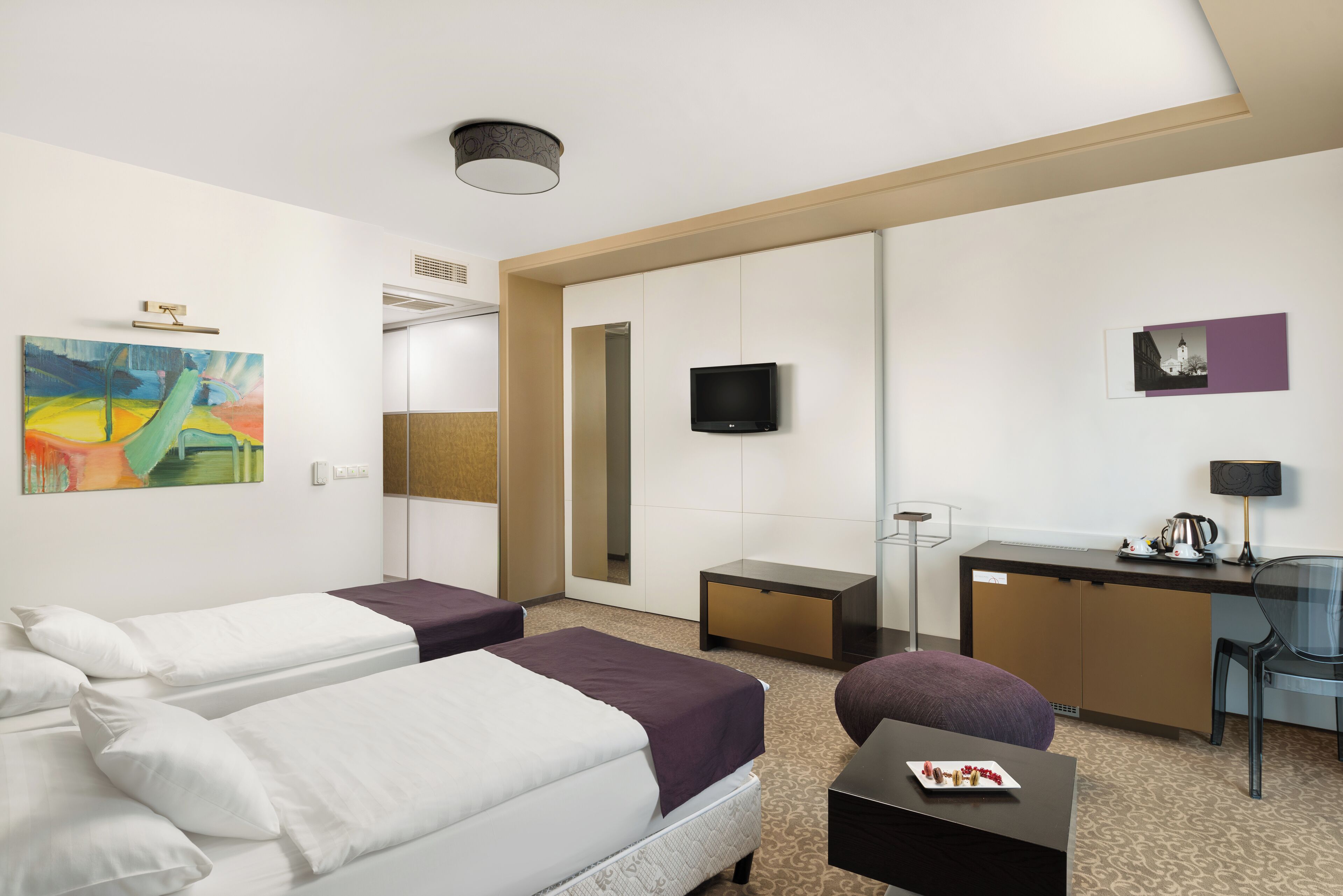 Select-Comfort-Betten, Minibar, Zimmersafe, Schreibtisch