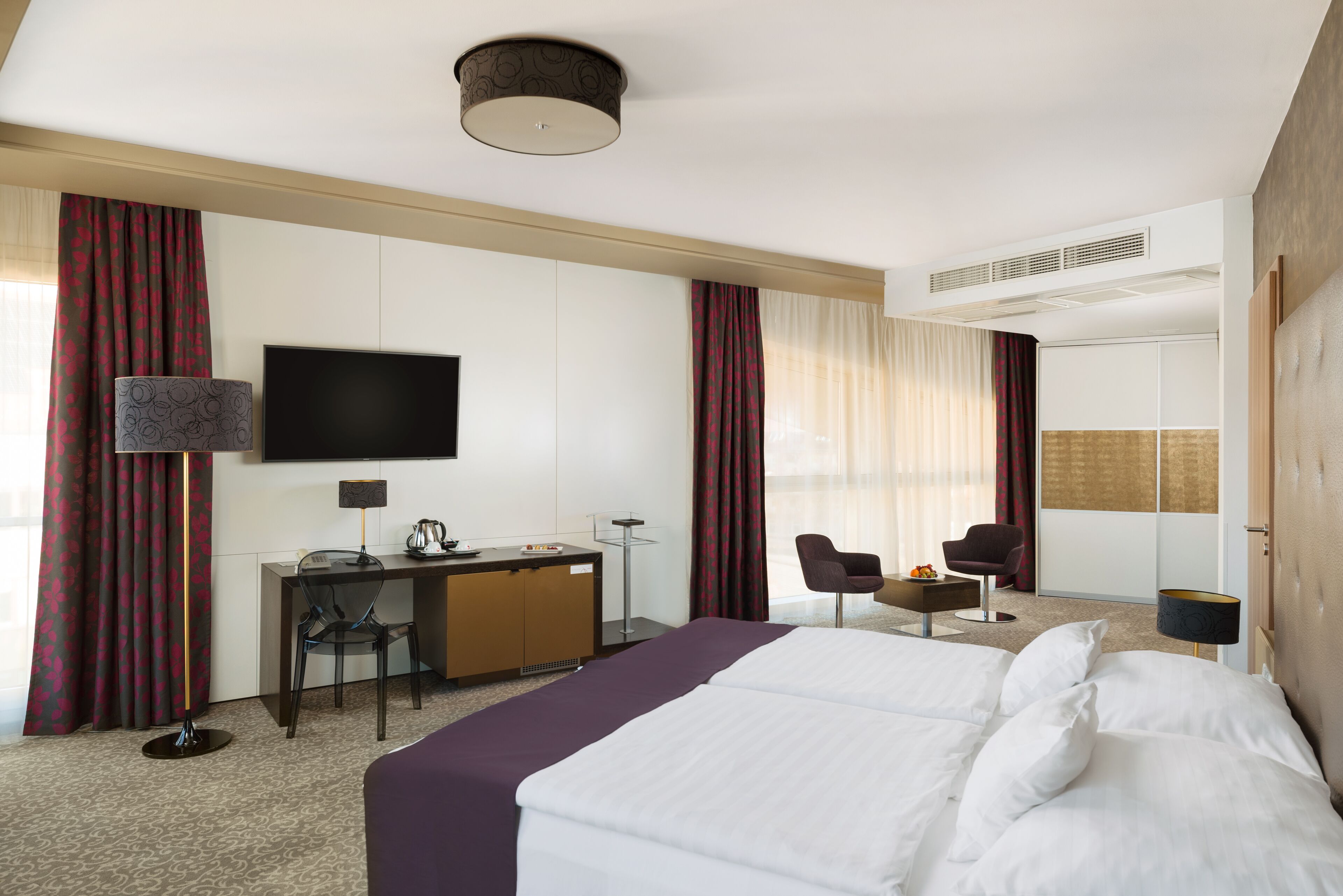 deluxe corner suite | 1 bedroom, select comfort beds, minibar, in-room safe