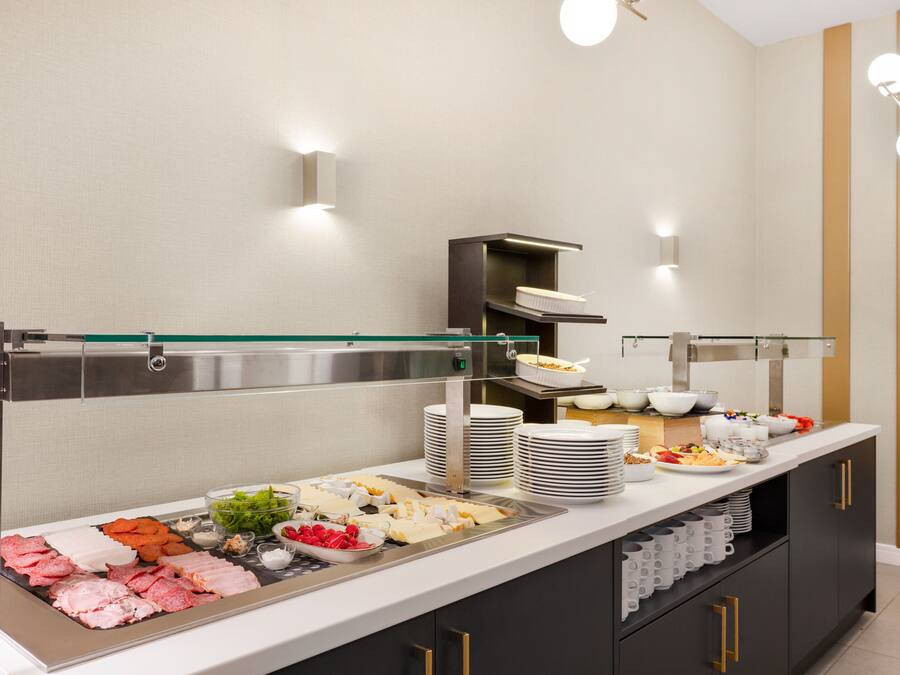 Ein reichhaltiges Buffet mit verschiedenen Speisen und Besteck.