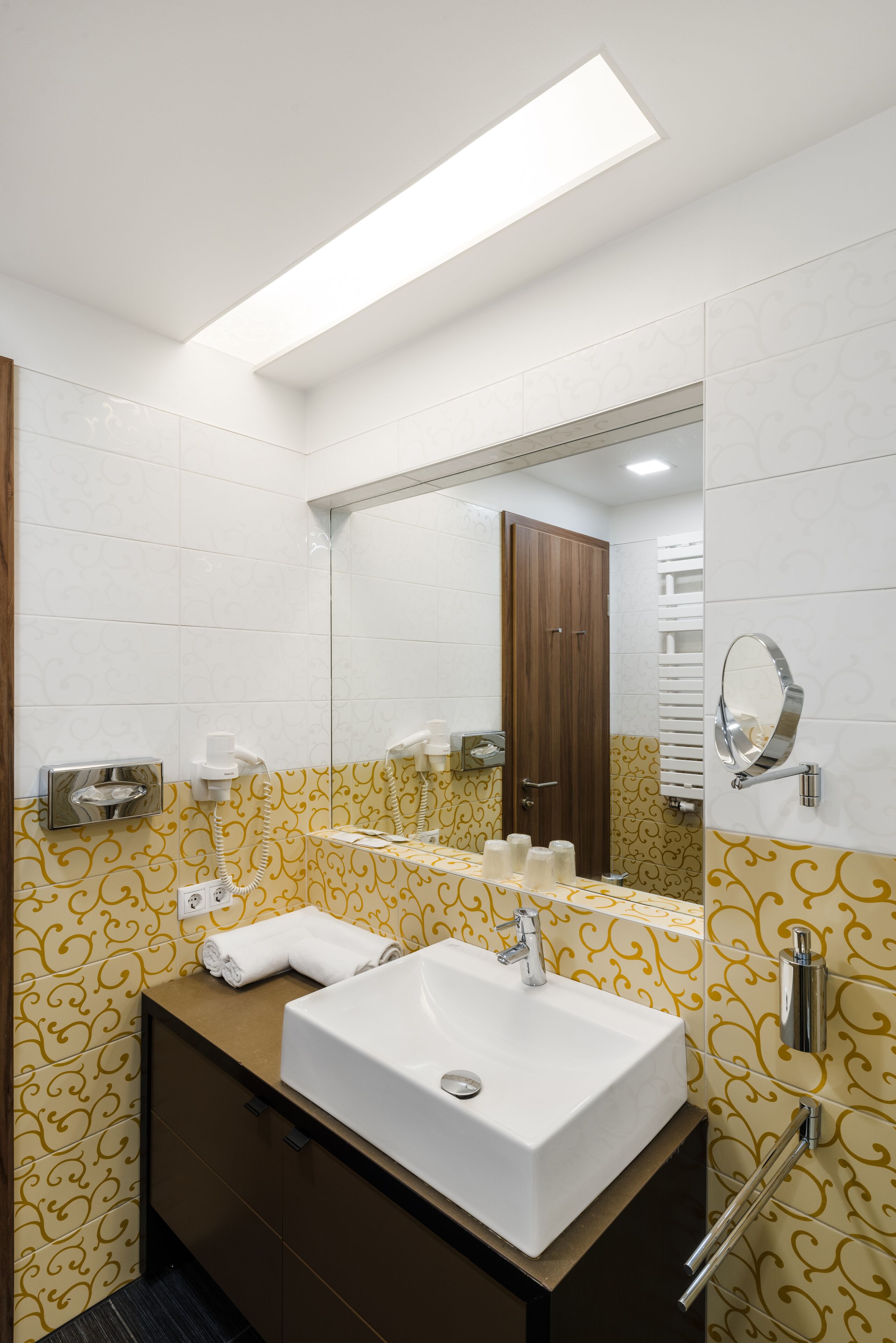 deluxe corner suite | bathroom | free toiletries, hair dryer, towels