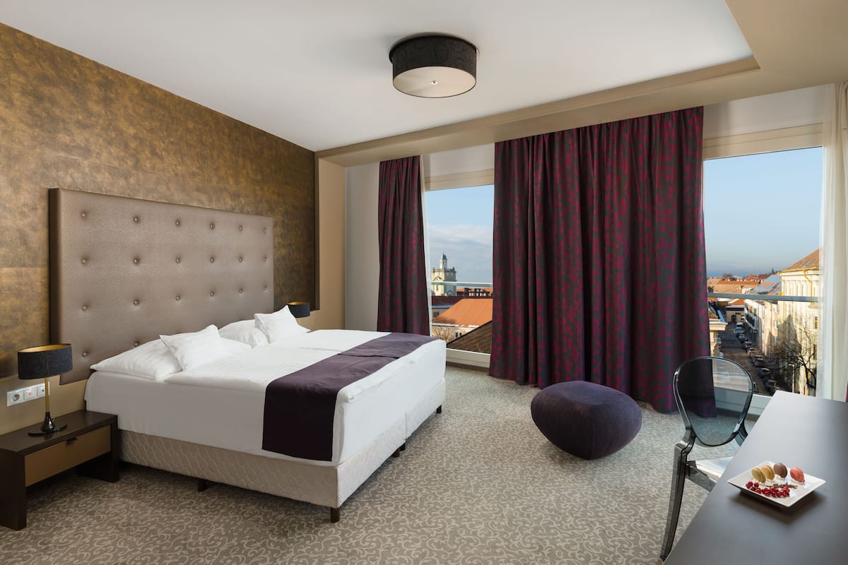 Deluxe Corner Suite | Select Comfort beds, minibar, in-room safe, desk