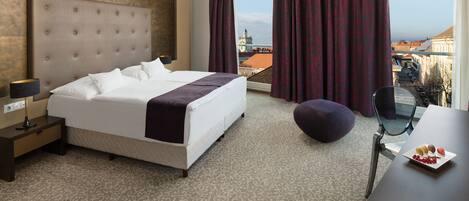 Deluxe Corner Suite | Camas Select Comfort, frigobar, cofres nos quartos, escrivaninha