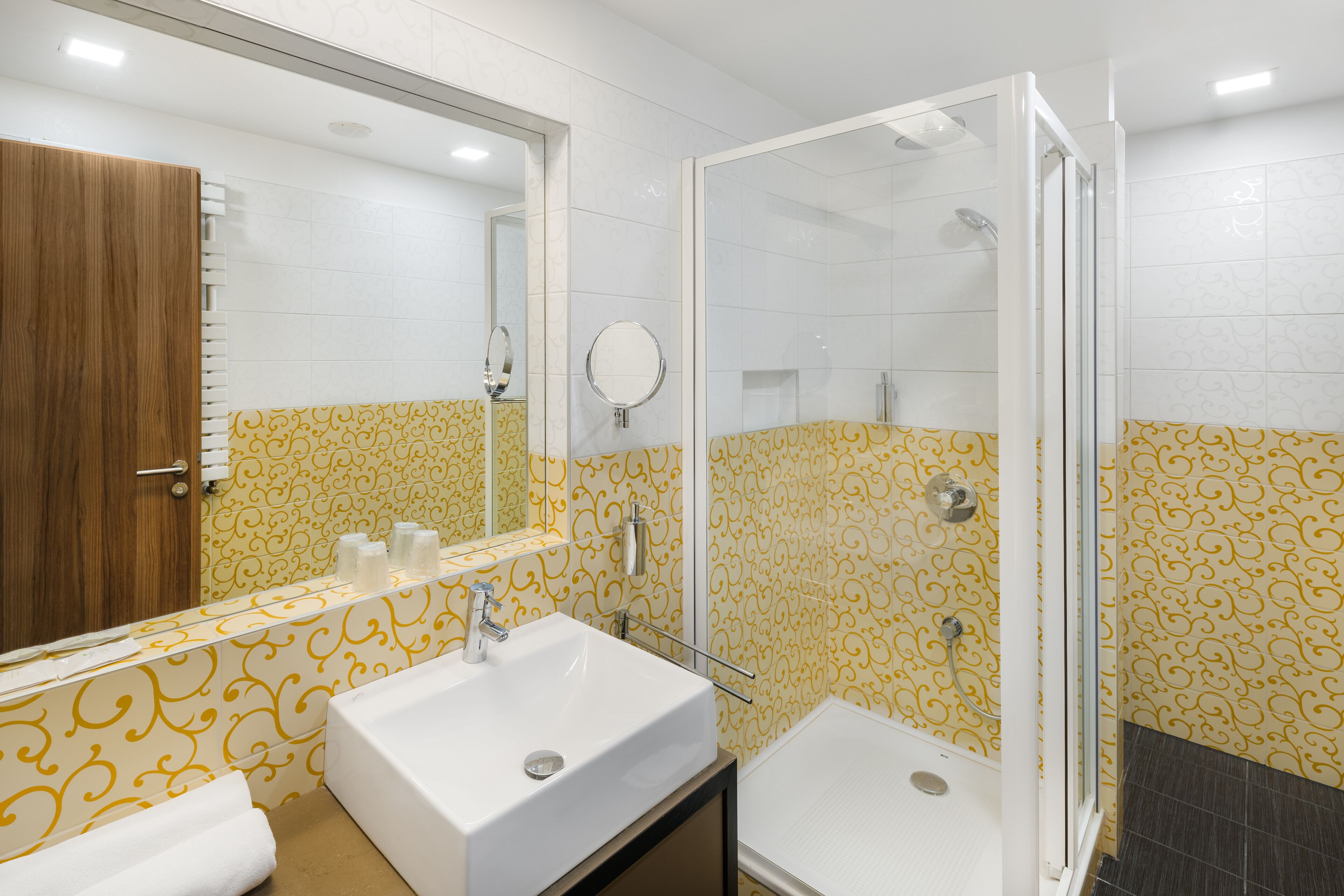 deluxe corner suite | bathroom | free toiletries, hair dryer, towels