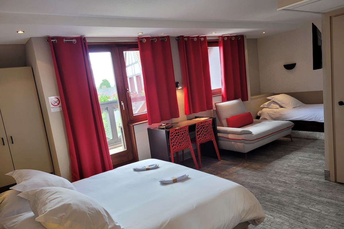 Deluxe driepersoonskamer | 1 slaapkamer, pillowtop-bedden, een kluis op de kamer, een bureau
