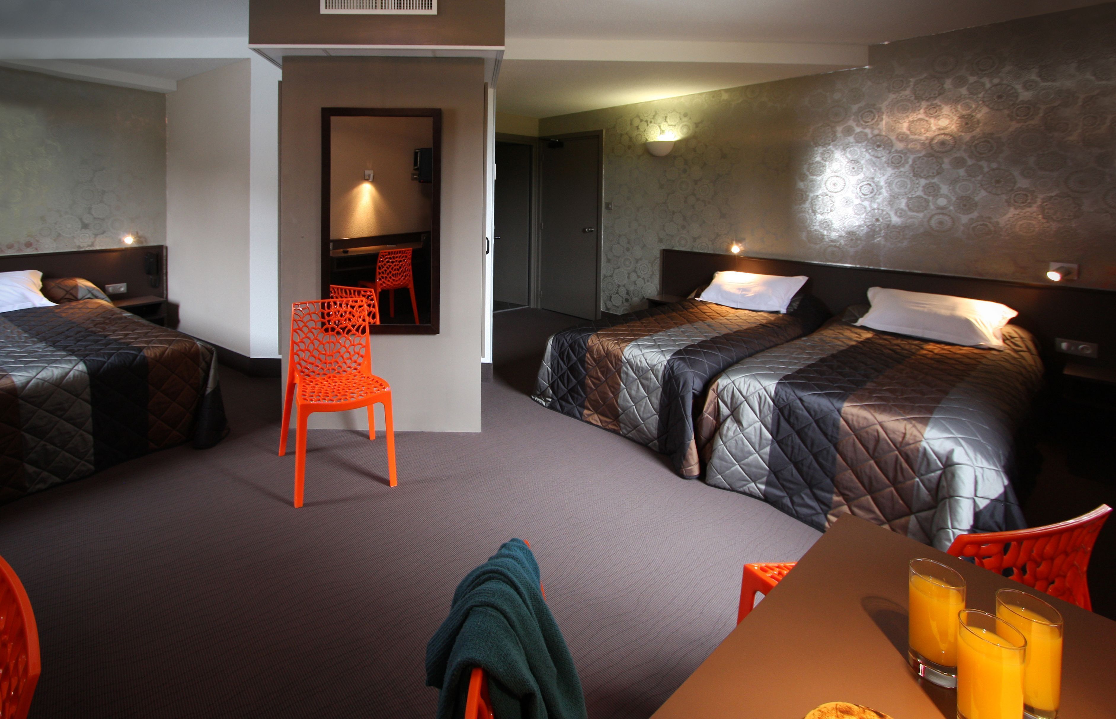 Pillowtop beds, in-room safe, desk, soundproofing