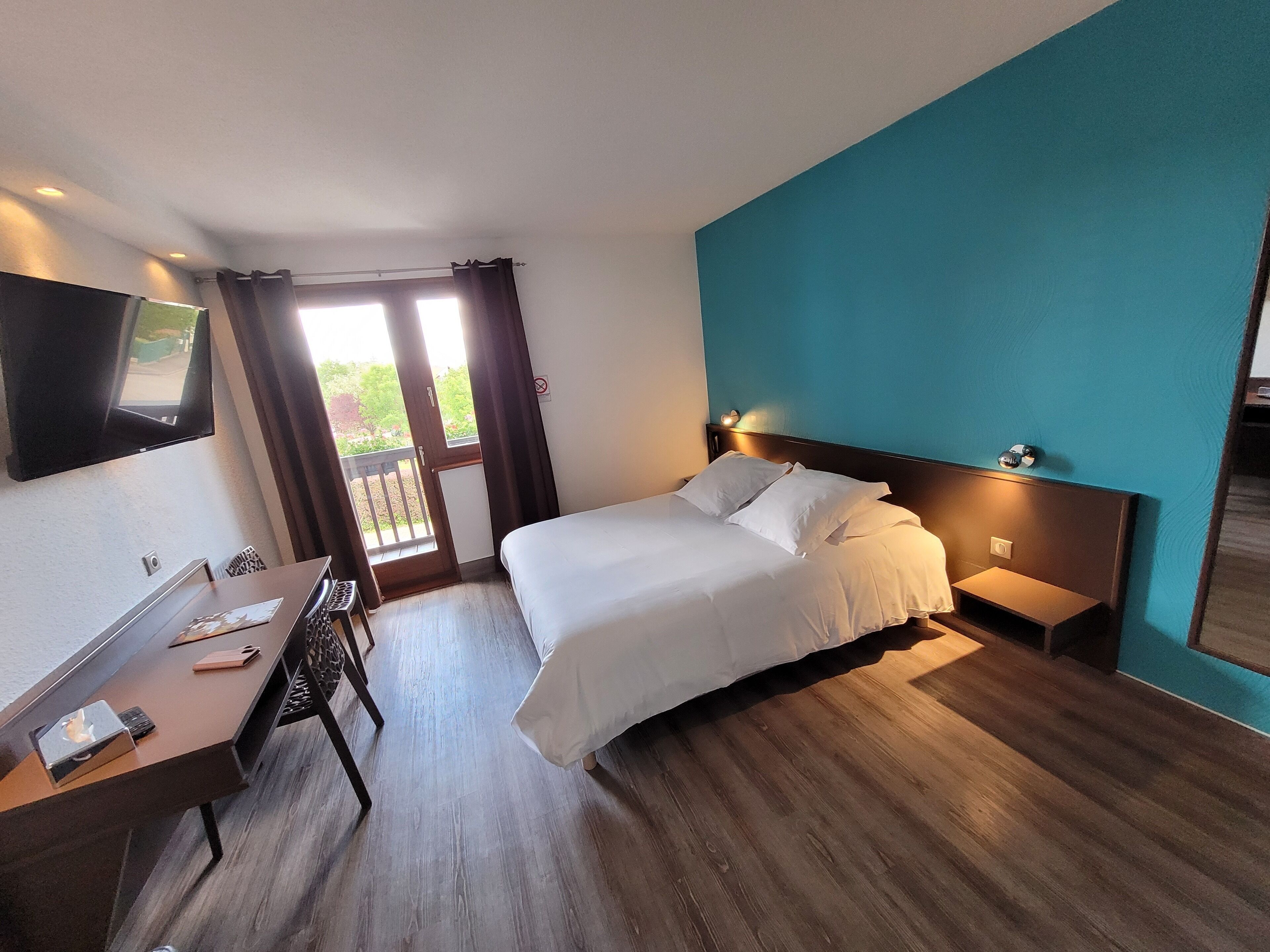 Pillowtop beds, in-room safe, desk, soundproofing