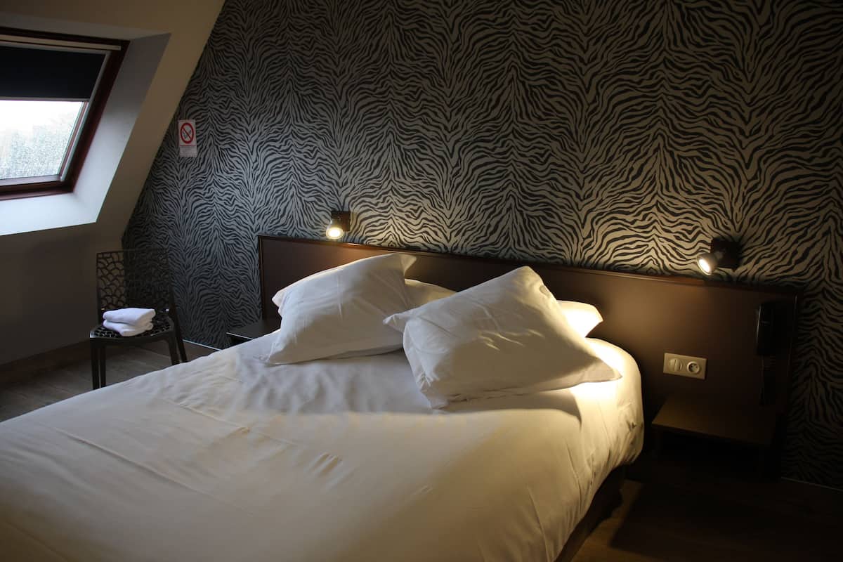 Pillow-top beds, in-room safe, desk, soundproofing