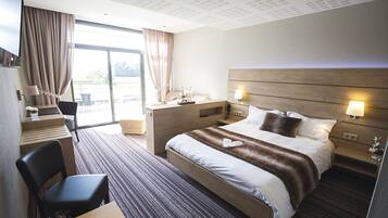 1 غرفة نوم وأسرّة بطبقة علوية مريحة وخزنة داخل الغرفة ومكتب