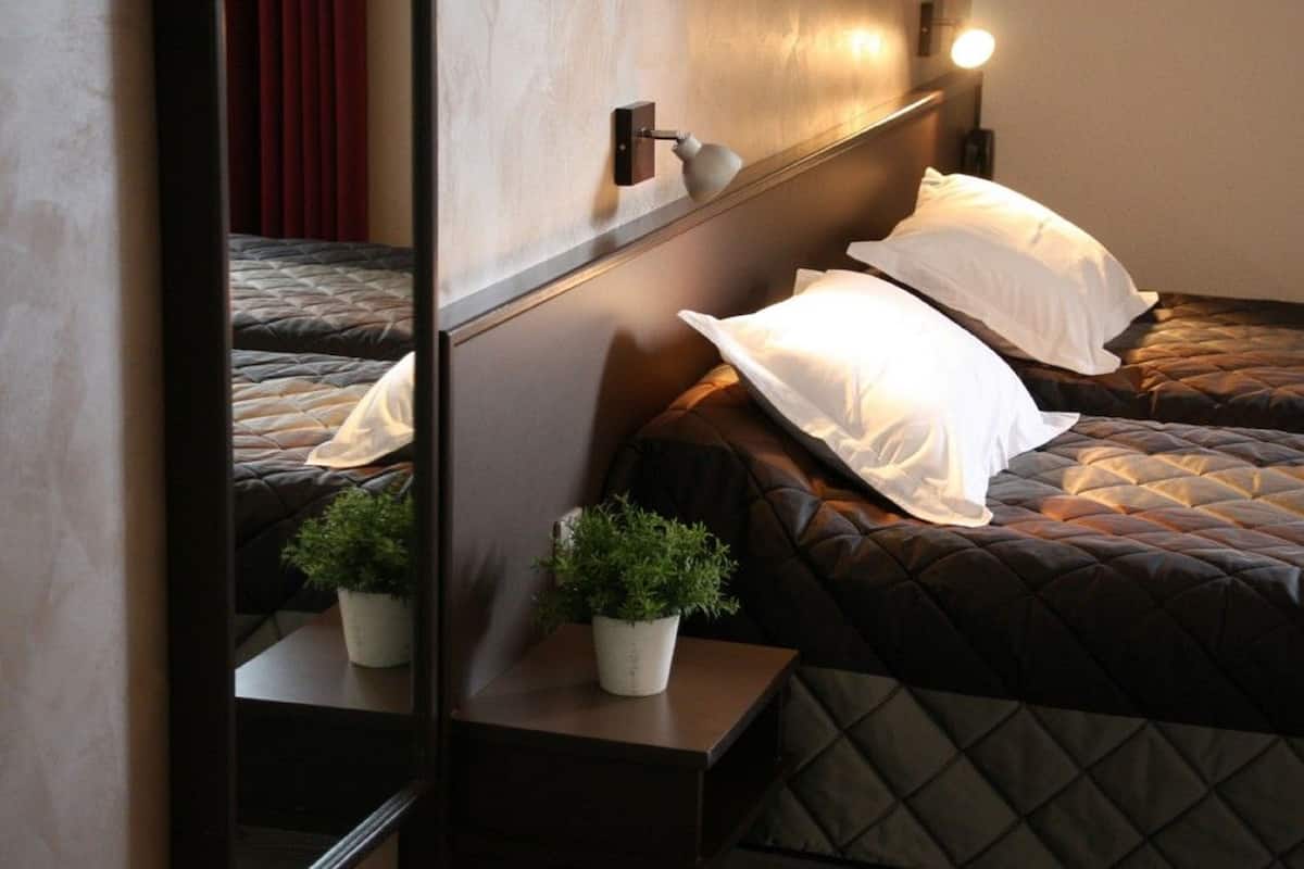 standard room, 2 single beds | 1 bedroom, pillow-top beds, in-room safe, desk