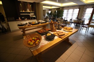 Buffet breakfast on weekdays (EUR 13 per person)