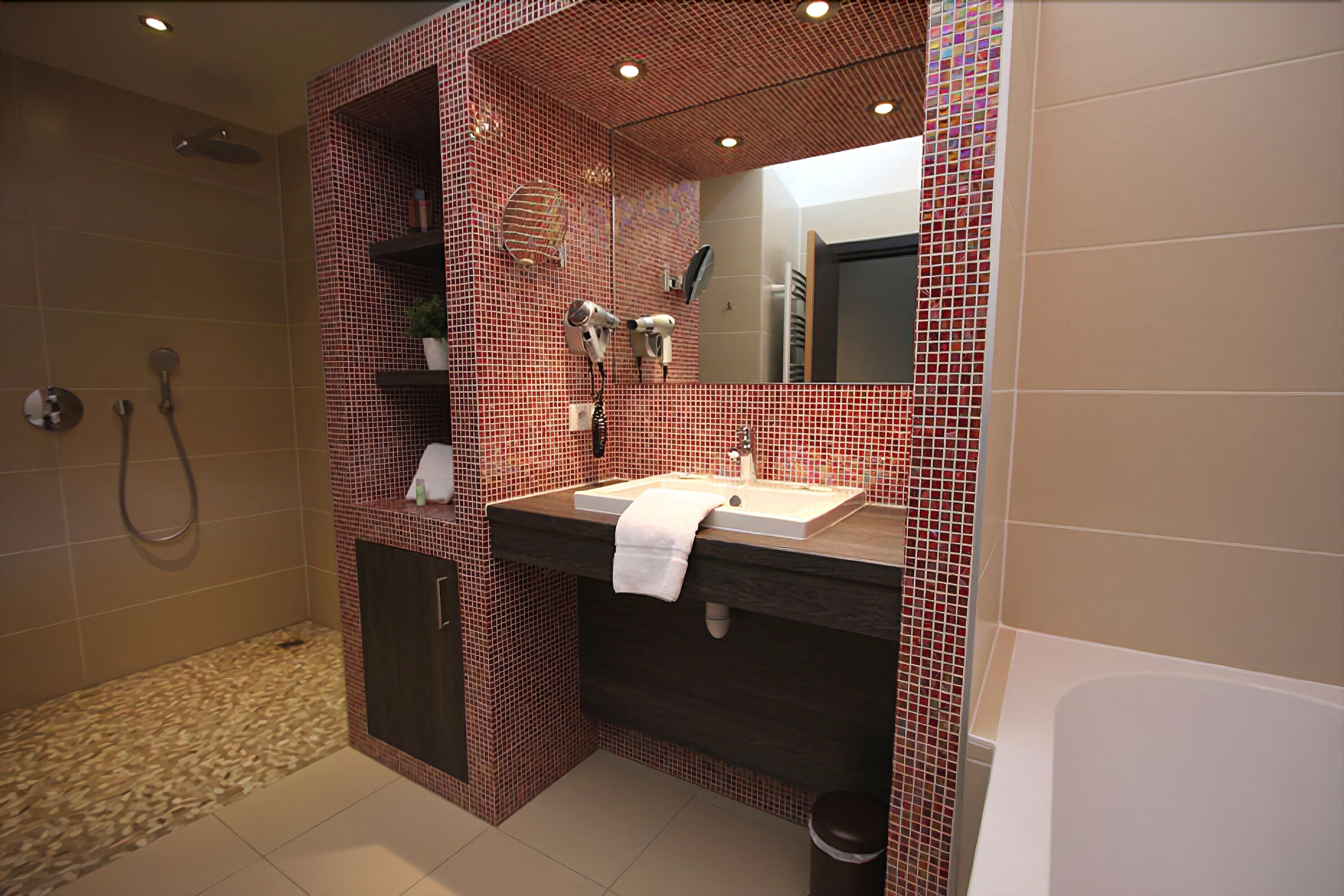 suite | bathroom | free toiletries, hair dryer, towels