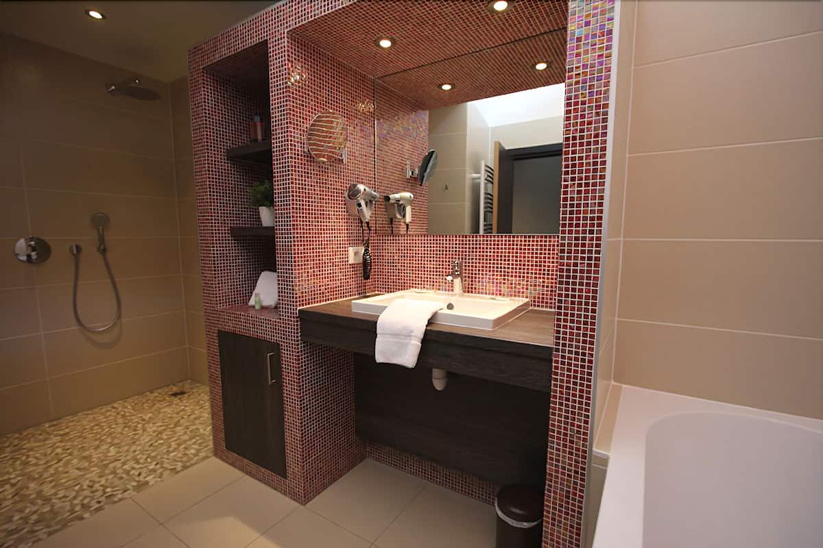suite | bathroom | free toiletries, hair dryer, towels