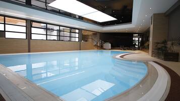 من حمّامات السباحة المغطاة، مقاعد للتشمس