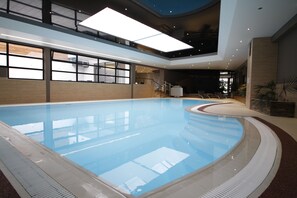 Piscine couverte, chaises longues