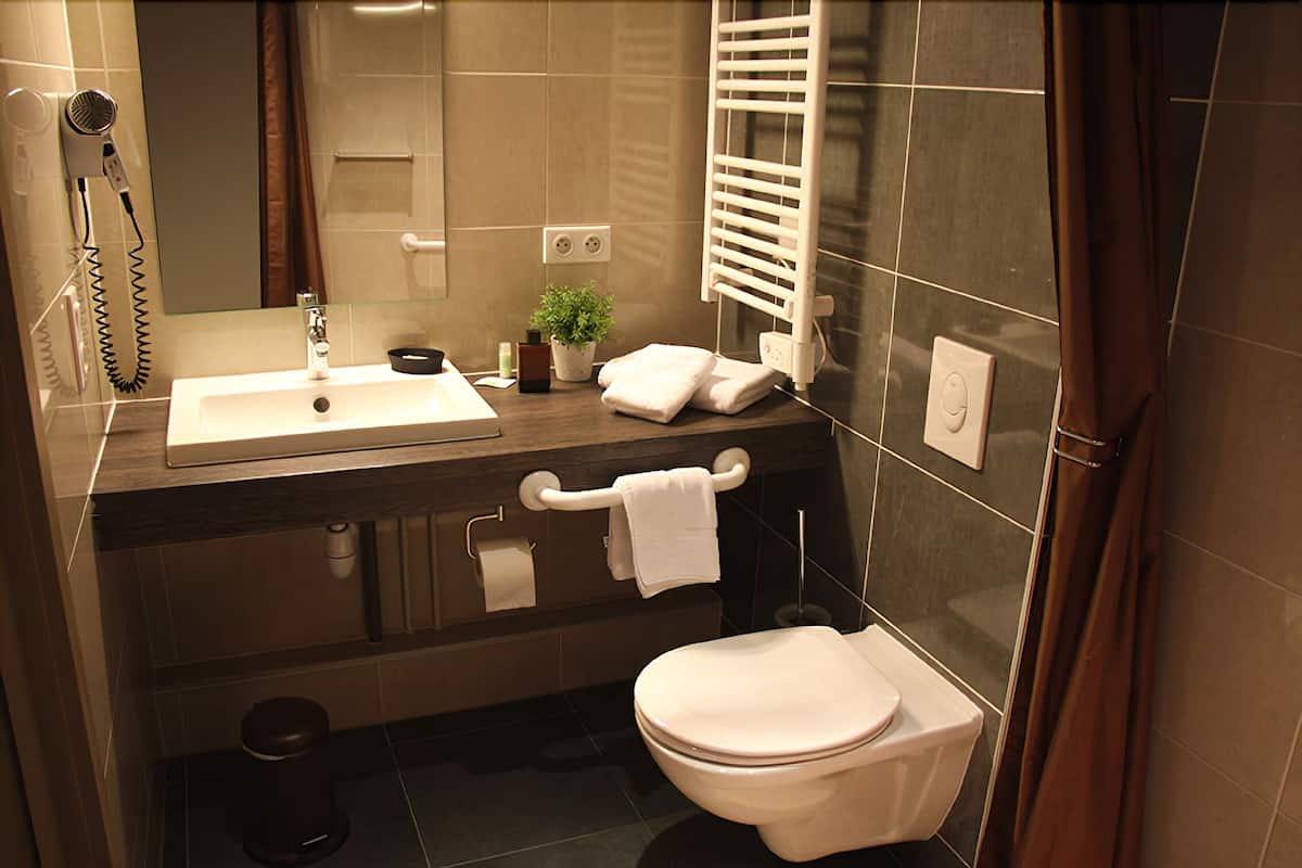 deluxe room, accessible | bathroom | free toiletries, hair dryer, towels