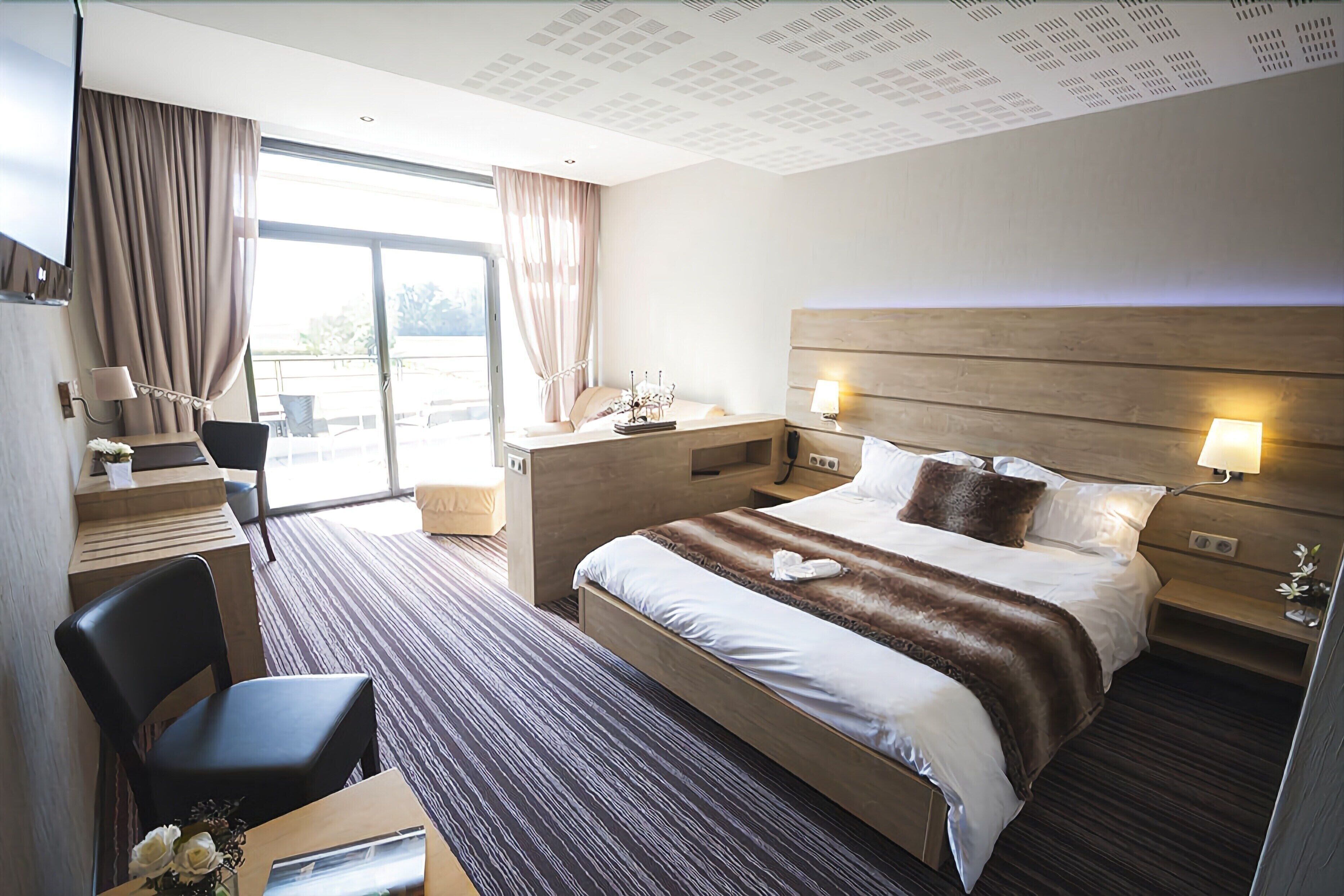 Pillowtop beds, in-room safe, desk, soundproofing