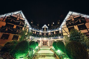 Front of property – evening/night - Hôtel Les Alizés (Lipsheim)