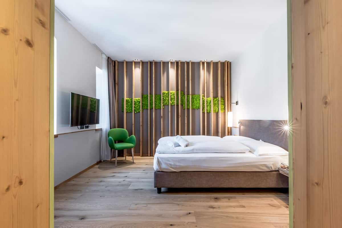 deluxe room | 1 bedroom, minibar, in-room safe, free wifi