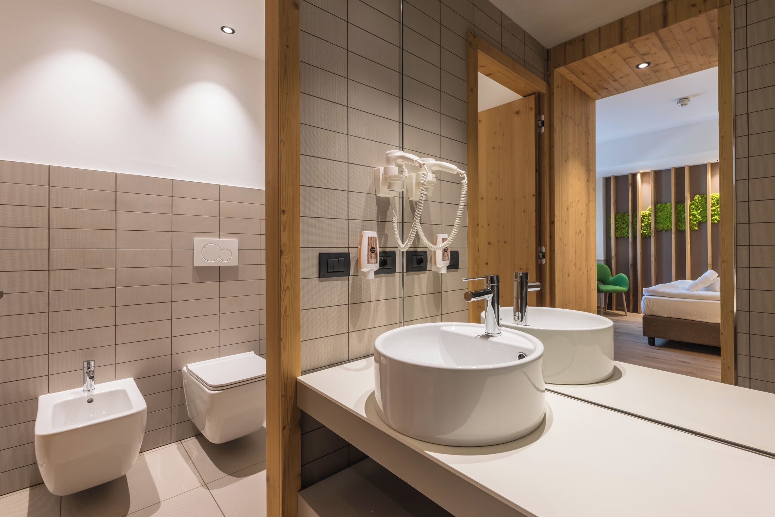 deluxe room | bathroom | shower, hair dryer, bidet, towels
