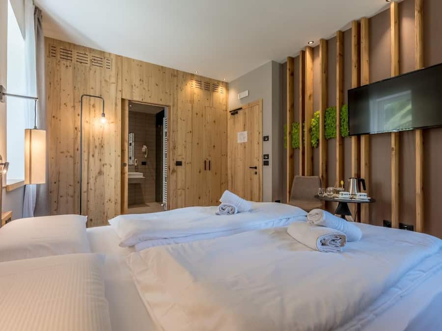 Minibar, caja de seguridad en la habitación, wifi gratis y ropa de cama