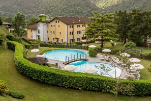 Piscina a l'aire lliure de temporada (horari: 08:00-20:00) i para-sols