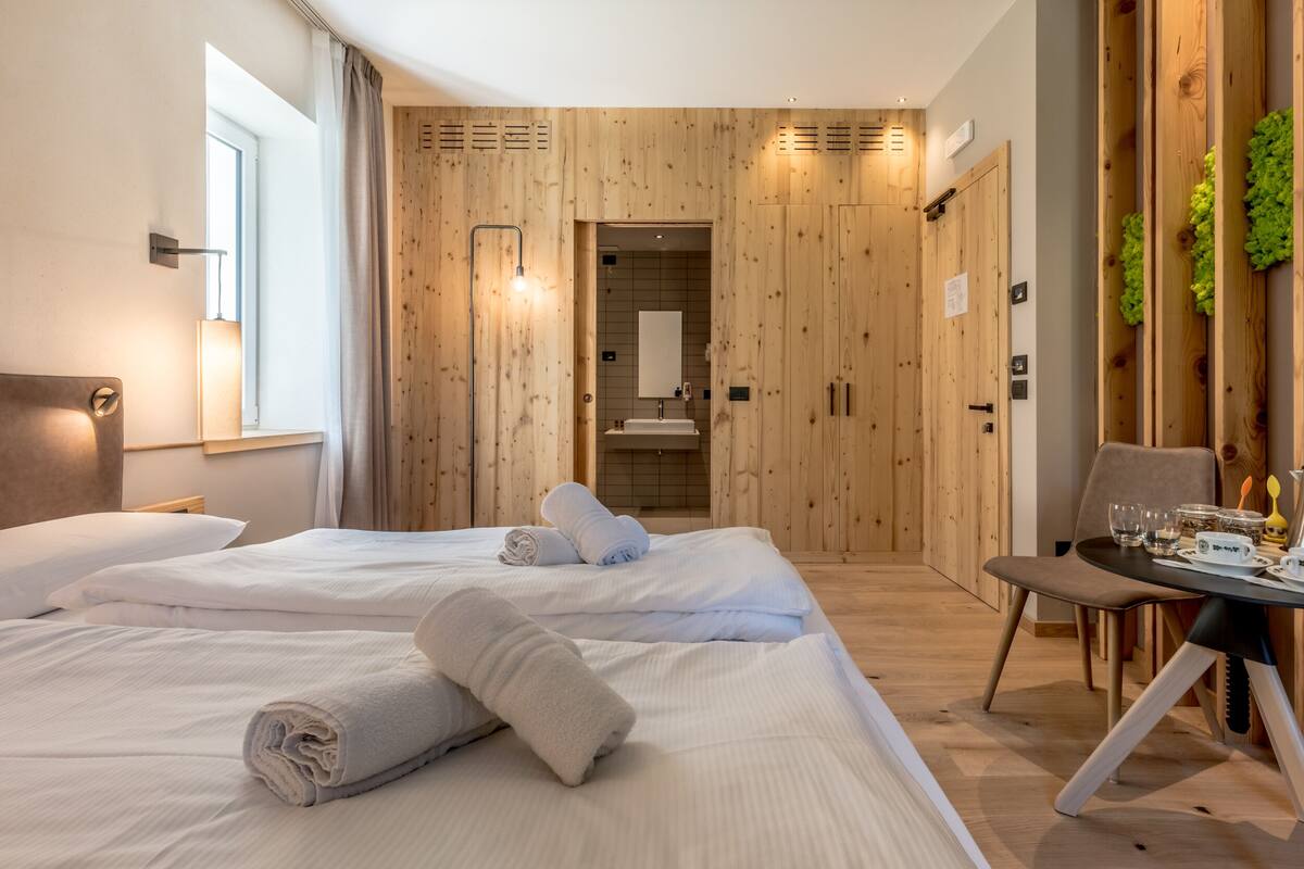 deluxe room | 1 bedroom, minibar, in-room safe, free wifi