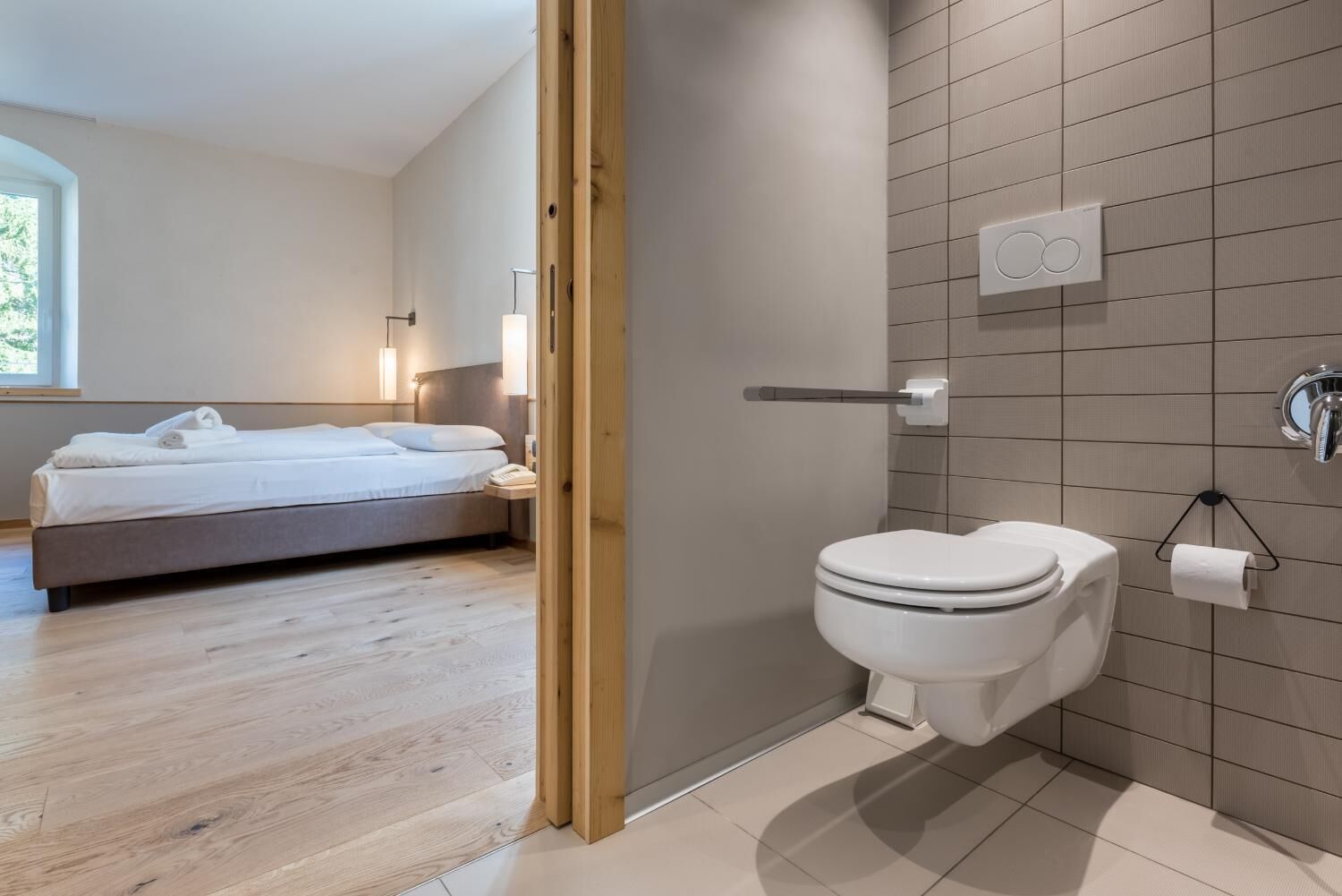 Minibar, caja de seguridad en la habitación, wifi gratis y ropa de cama 