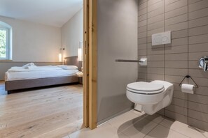 Minibar, safe på rommet, wi-fi (inkludert) og sengetøy