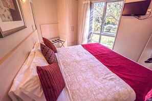 Ropa de cama de alta calidad, escritorio y sistema de insonorización 