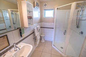 Free toiletries, hair dryer, towels - 162 Kings of Riccarton Motel (Christchurch)