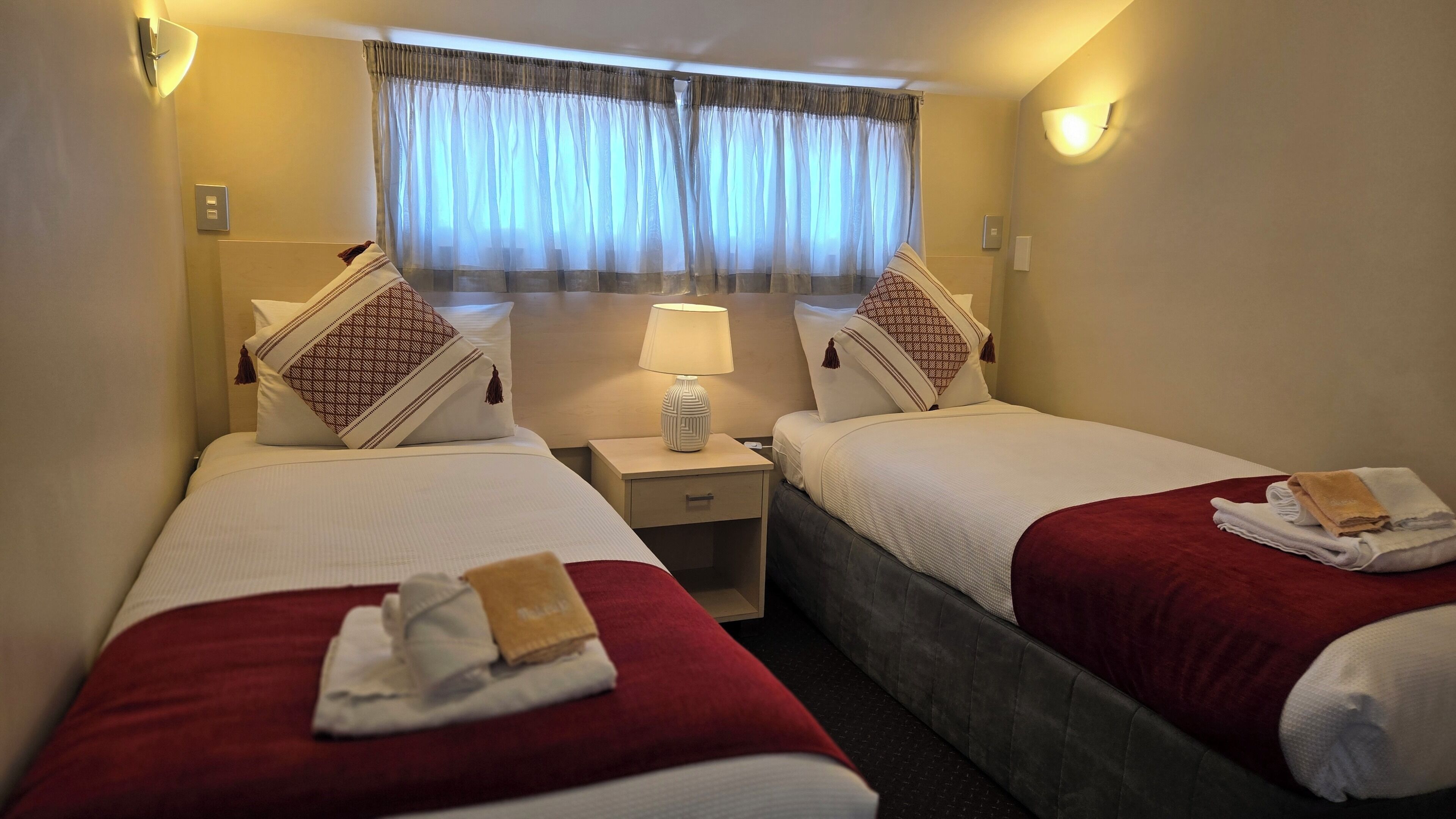 เครื่องนอนระดับพรีเมียม, โต๊ะทำงาน, ห้องเก็บเสียง, เตารีด/โต๊ะรีดผ้า