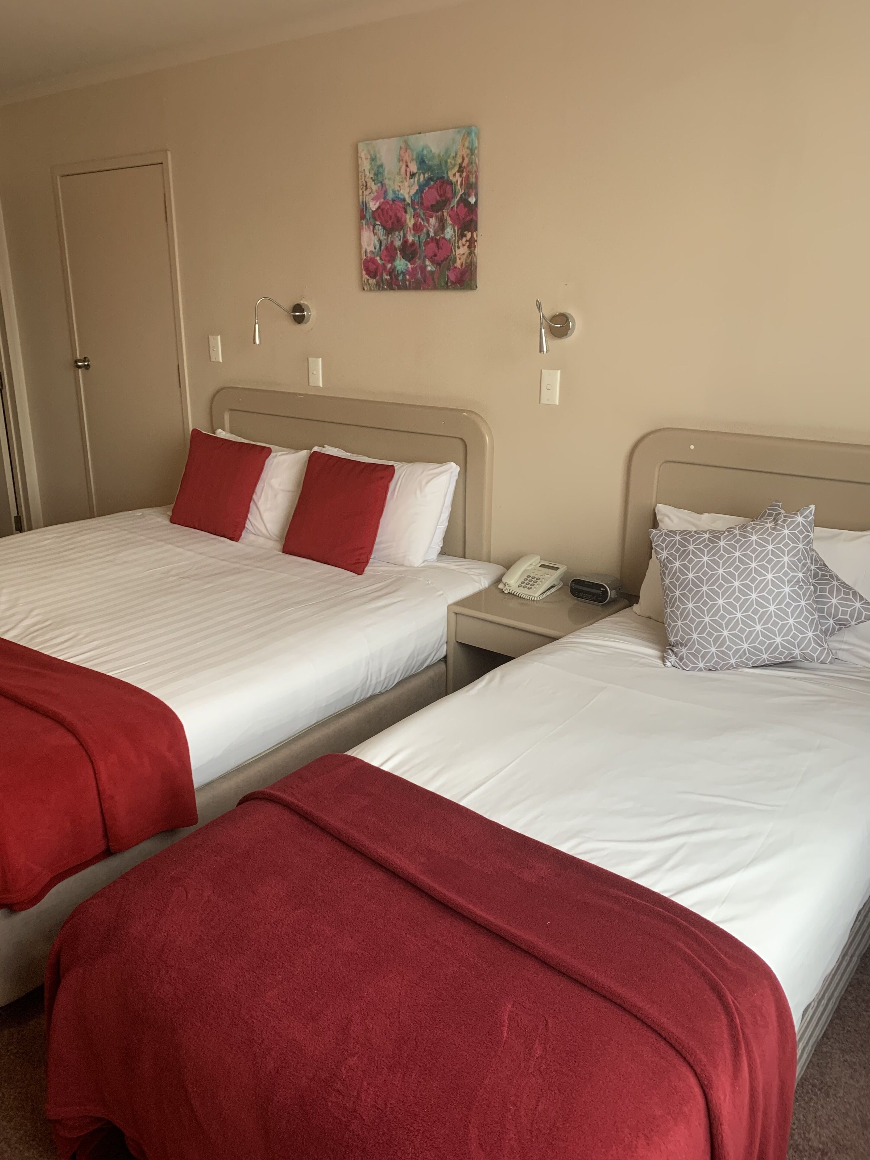 Standaard studio | Een bureau, verduisterende gordijnen, een strijkplank/strijkijzer