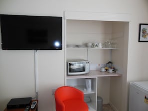 Desk, blackout drapes, iron/ironing board, free cribs/infant beds - Asure Camelot Arms Motor Lodge (Auckland)