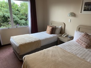 Deluxe Twin Studio | Desk, blackout curtains, iron/ironing board, free cots/infant beds - Asure Camelot Arms Motor Lodge (Auckland)