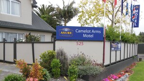 A sign for Camelot Arms Motel with a number 525.