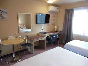 Standard Twin Studio | Living area | 40-inch LED TV with satellite channels, TV - Asure Camelot Arms Motor Lodge (Auckland)