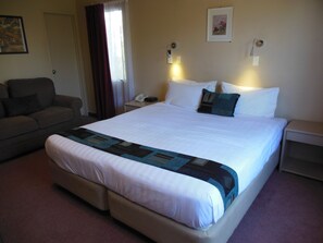 One Bedroom Apartment | Desk, blackout drapes, iron/ironing board, free cribs/infant beds - Asure Camelot Arms Motor Lodge (Auckland)