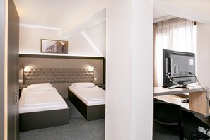 华丽双床房 (10% off in the restaurant) | 迷你吧、办公桌、熨斗/熨板、免费 WiFi