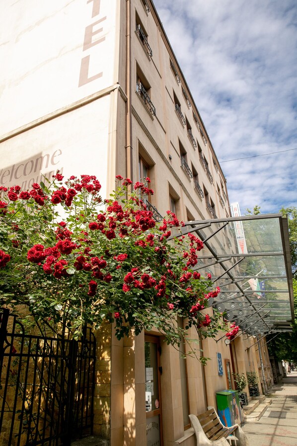 A building with a large sign reading "Welcome" and a glass structure in front. - Hotel Niky (Sofia)