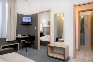 Suite, 1 soverom (10% off in the restaurant) | Oppholdsrom | LCD-TV