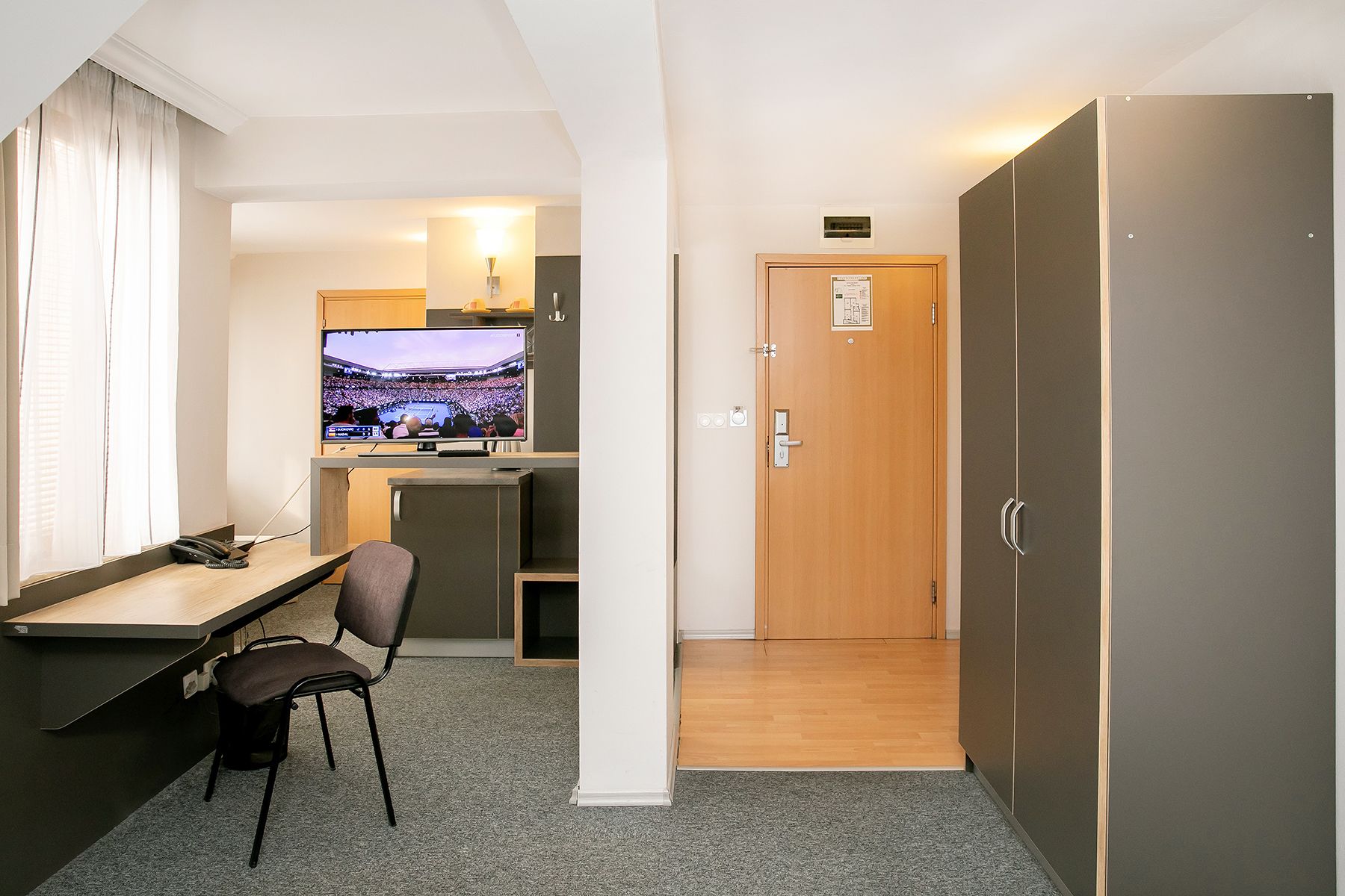 deluxe twin room (10% off in the restaurant) | living area | lcd tv