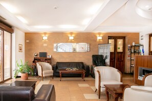 Lobby sitting area - Hotel Niky (Sofia)