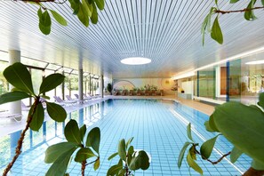 Piscine couverte, accès possible de 07 h 00 à 20 h 00, chaises longues