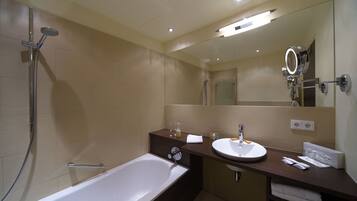 Une salle de bain moderne avec une baignoire, un lavabo et une douche.