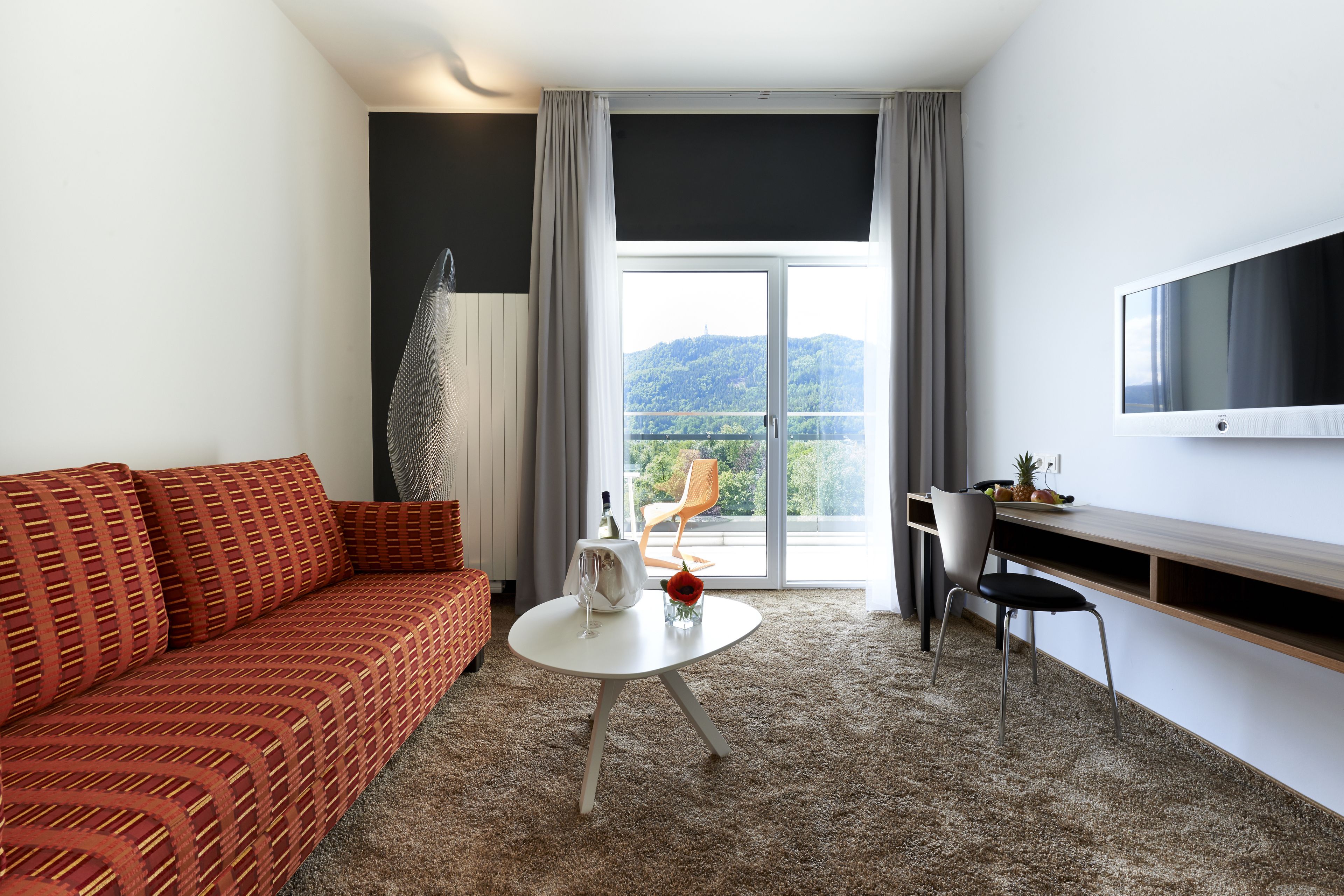 superior suite, 1 bedroom, balcony, lake view | living area | tv