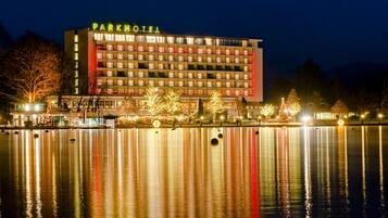 Fachada de la propiedad por la tarde o noche