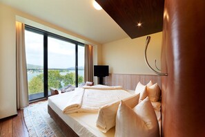 Deluxe-Suite, 1 Schlafzimmer, Balkon, Seeblick | Minibar, Zimmersafe, Verdunkelungsvorhänge, Bügeleisen/Bügelbrett