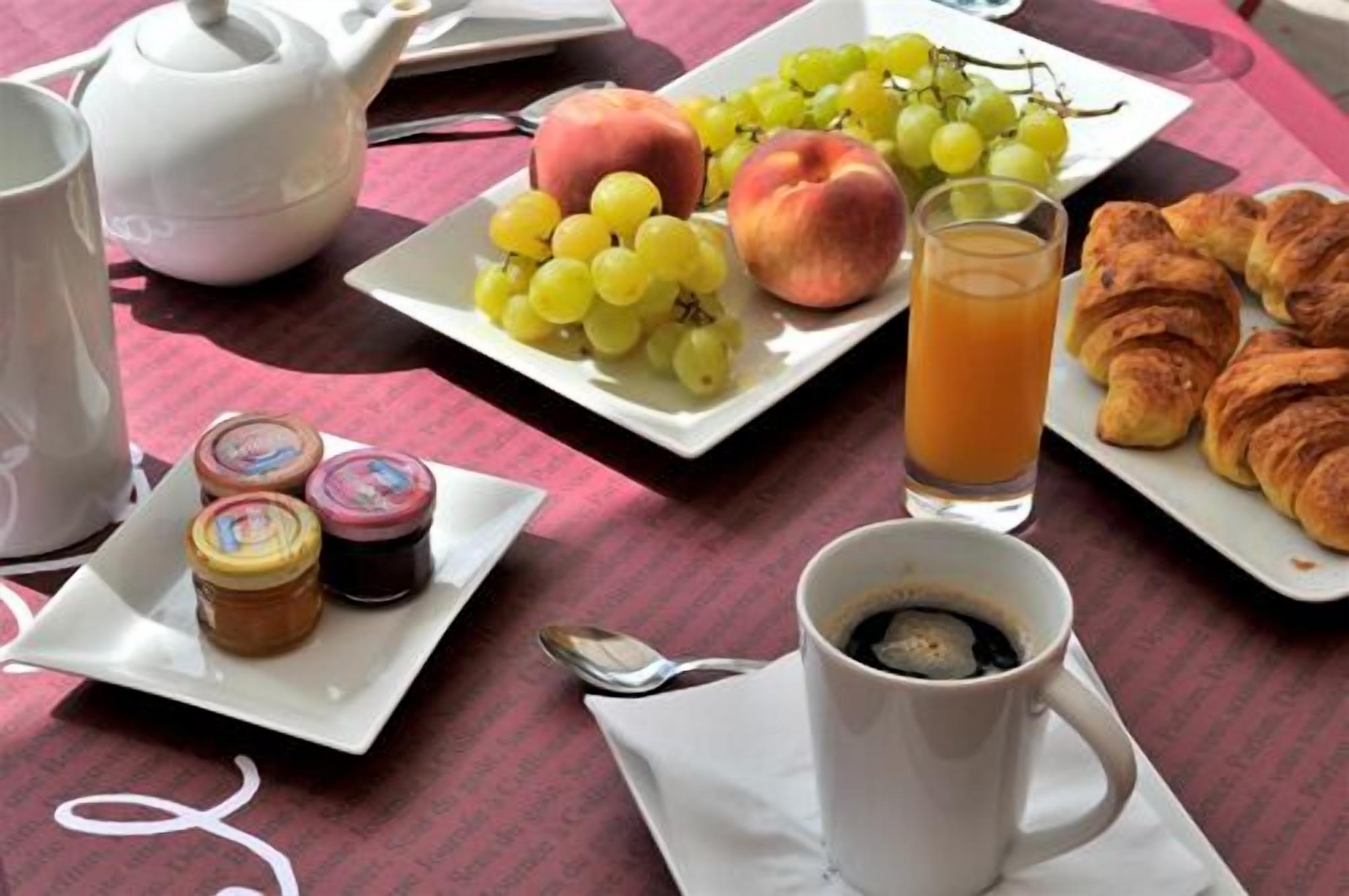 daily continental breakfast (eur 9 per person)