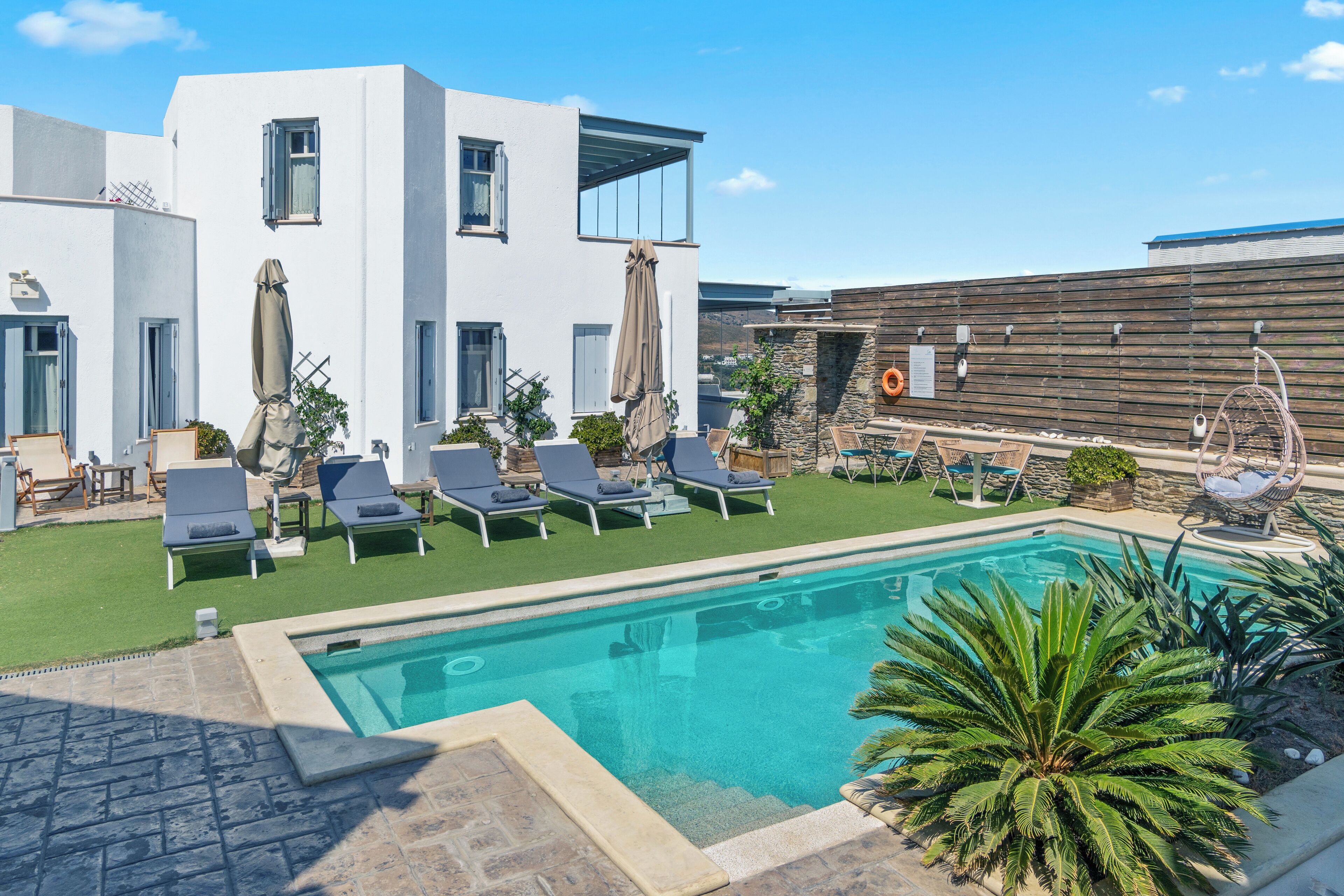 حمّام سباحة خارجي، مظلات على حمّام السباحة، مقاعد للتشمس