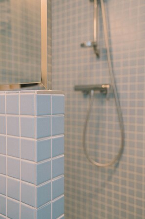 Dusche, kostenlose Toilettenartikel, Haartrockner, Handtücher